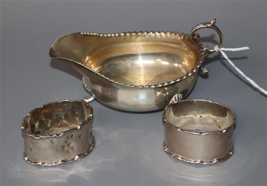 A late Victorian small silver sauceboat, London, 1897 and two silver napkin rings (one a.f.).